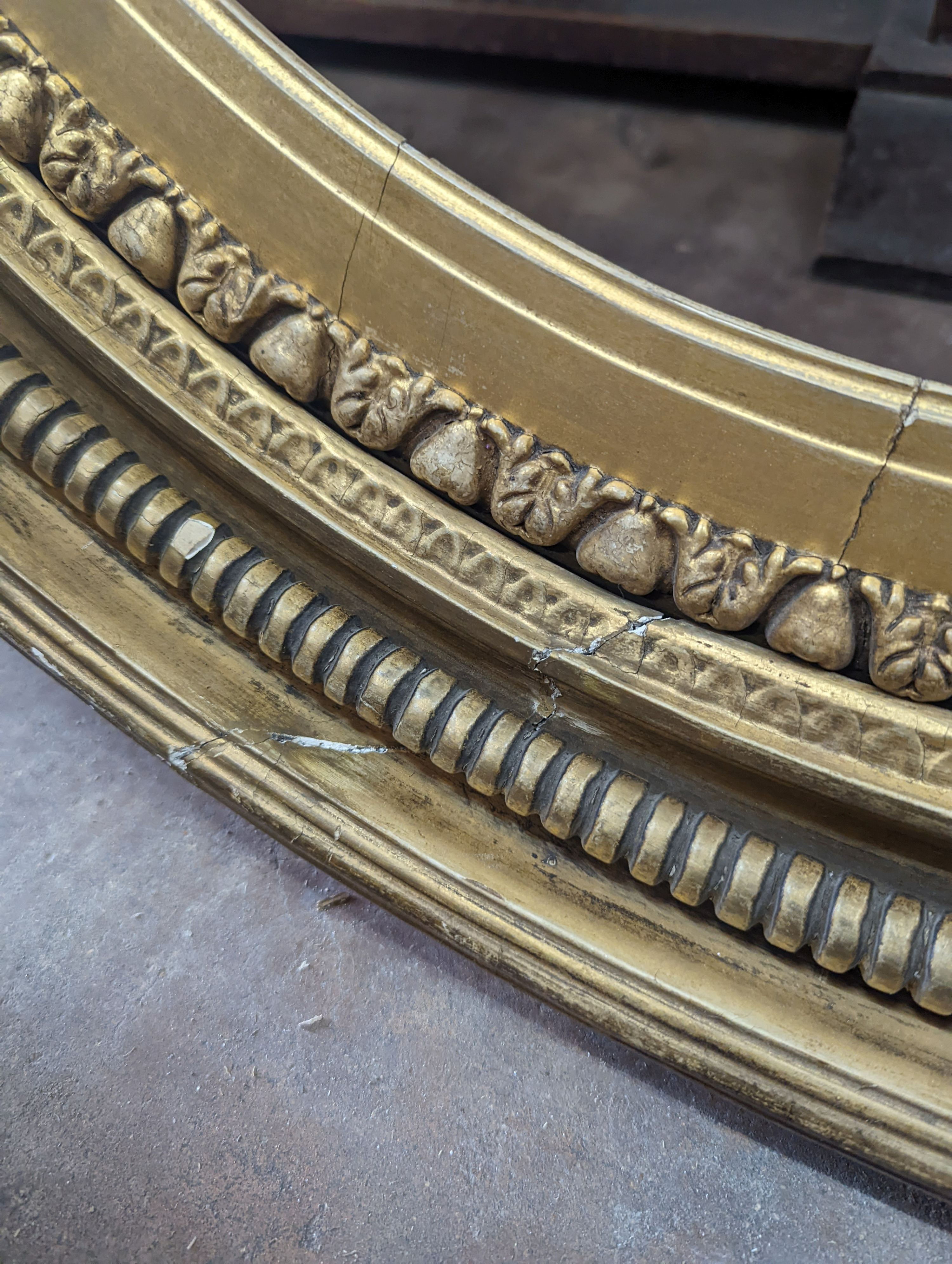 A large Regency circular giltwood and gesso convex wall mirror, diameter 86cm